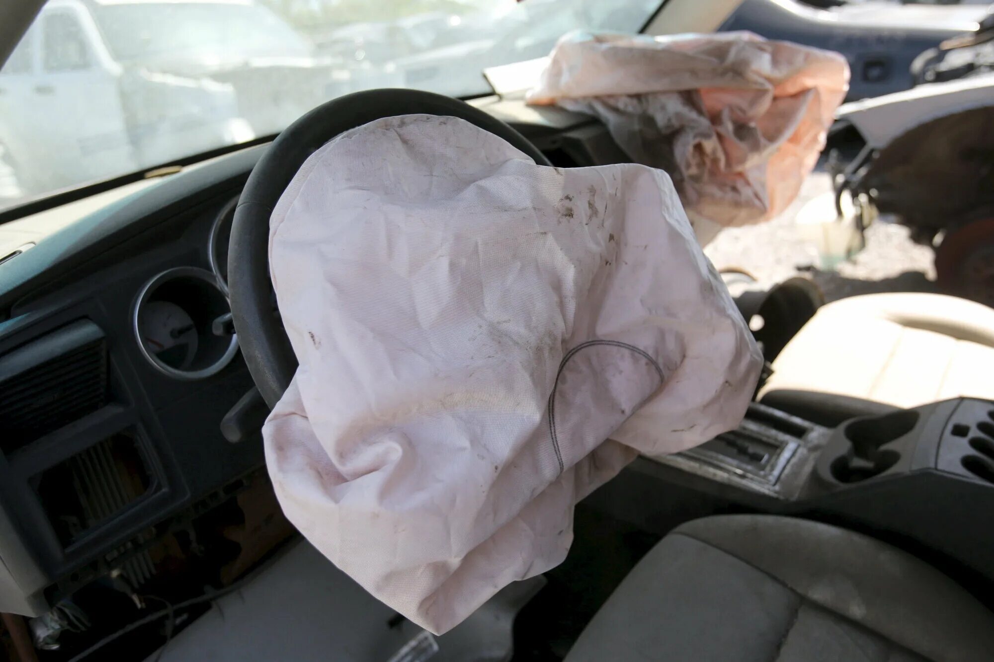 Подушка после торпеда. Takata airbag. Подушка безопасности авто. Airbag подушки безопасности. Сработала подушка безопасности.