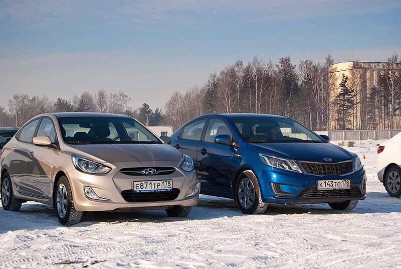 Киа рио или хендай солярис. Kia Rio Hyundai Solaris. Kia Rio vs Hyundai Solaris. Kia Rio 3 vs Hyundai Solaris 3. Kia Rio и Hyundai Solaris 2021.