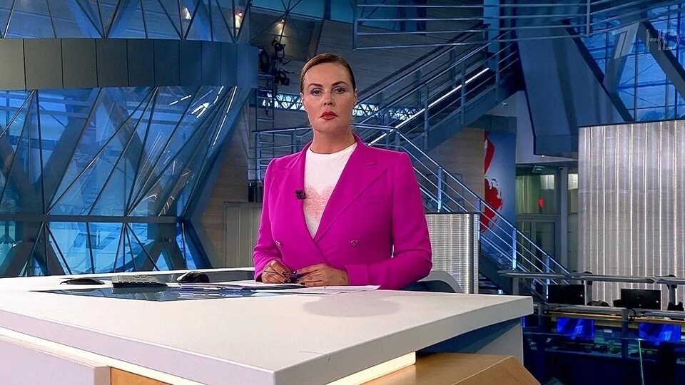 Ведущая первого канала время