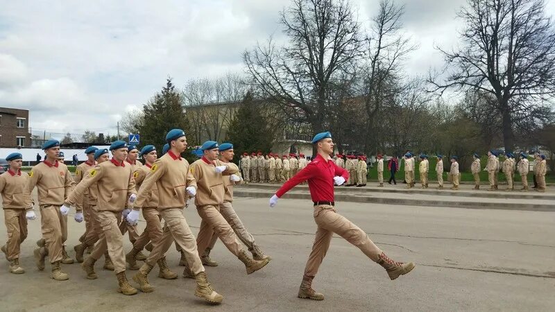 Шагают по площади. Юнармия командир. Скопин в апреле. Юнармия отряд медсестер. Рапорт командира юнармейского отряда.