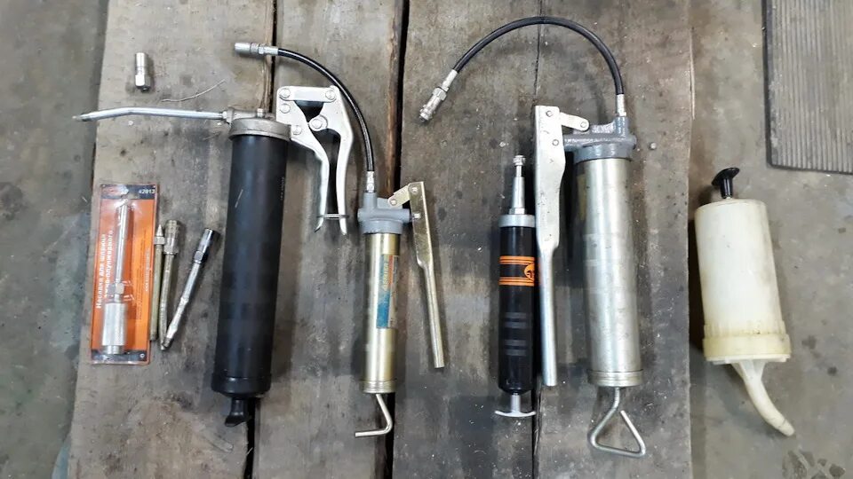 Шприц для смазки крестовин тойота ленд крузер 100. Шприц для смазки крестовин кардана прадо 150. Шприцы для карданов. Шприцы для карданов. Под тубу сервис ключ 77650.