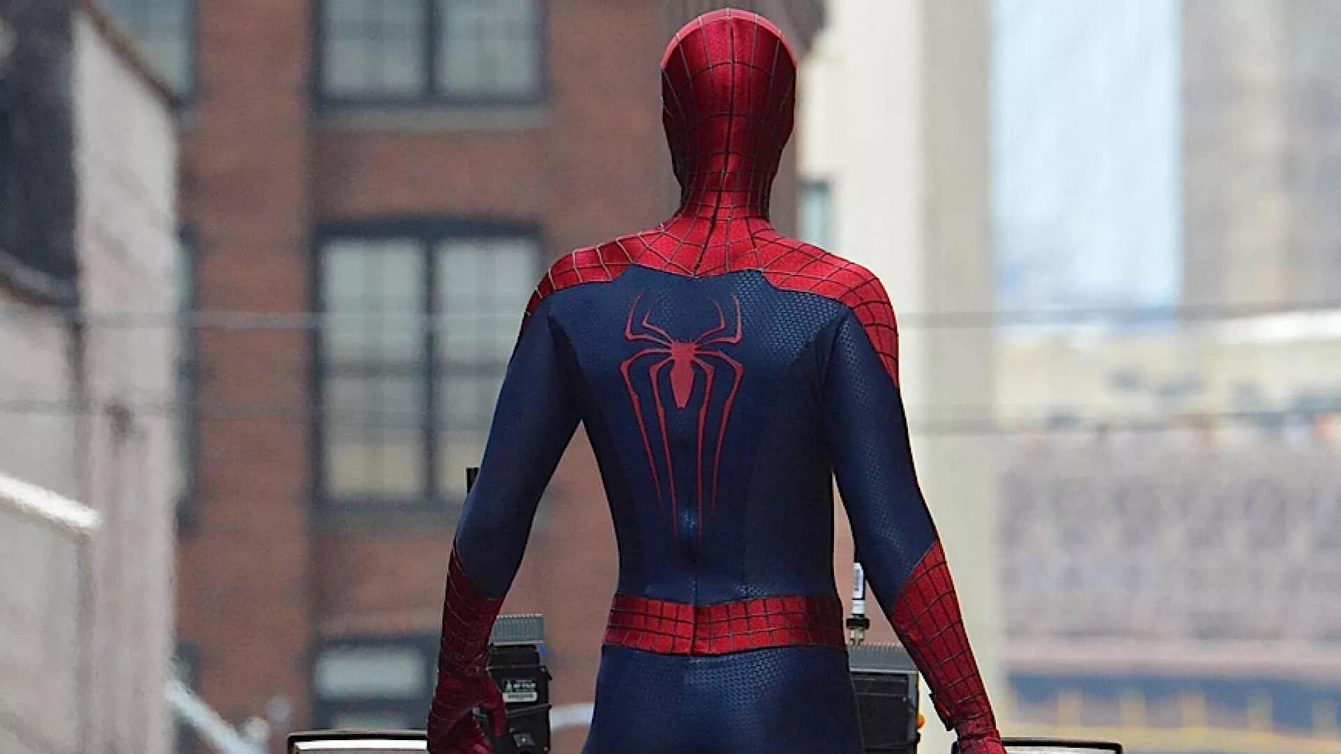 Новый человек 1080. Человек паук амэйзинг спайдермэн. spider-man 2. человек паук 2 луис. the amazing spider-man 2 костюм фильм.