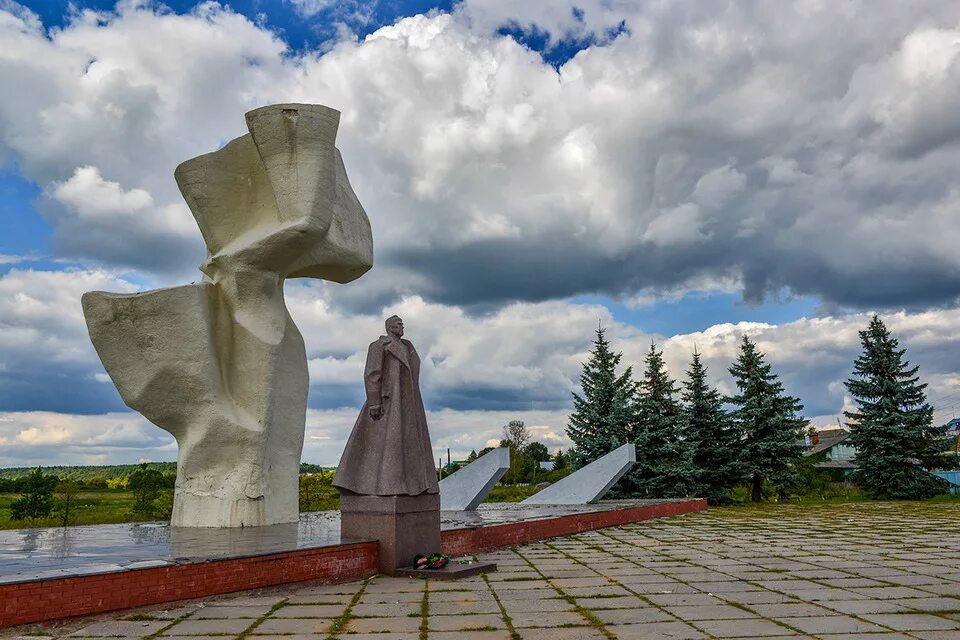 Г жуковский калужской области. Деревня Стрелковка Родина Маршала Жукова. Стрелковка памятник Жукову. Памятник Жукову в Калужской области Стрелковка. Музей г к Жукова в Калужской области Стрелковка.