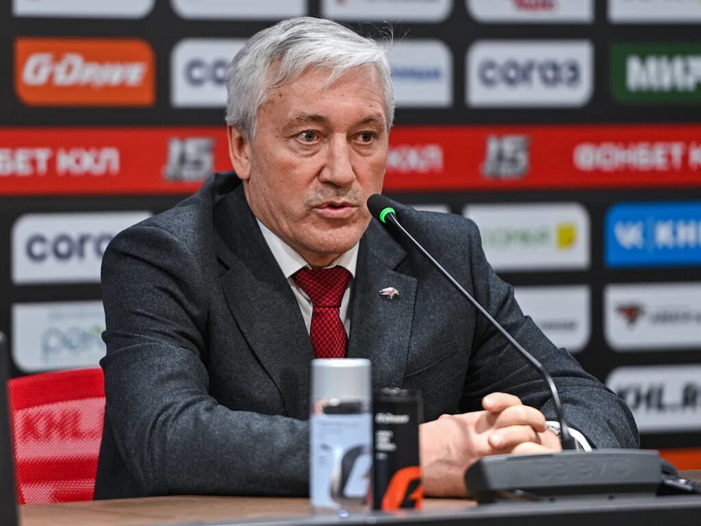 Тренер авангарда 2021. Главный тренер авангарда 2022. Боб хартли тренер. Тренер авангарда омск. Ягр сумманен самый жёсткий но и самый умный.