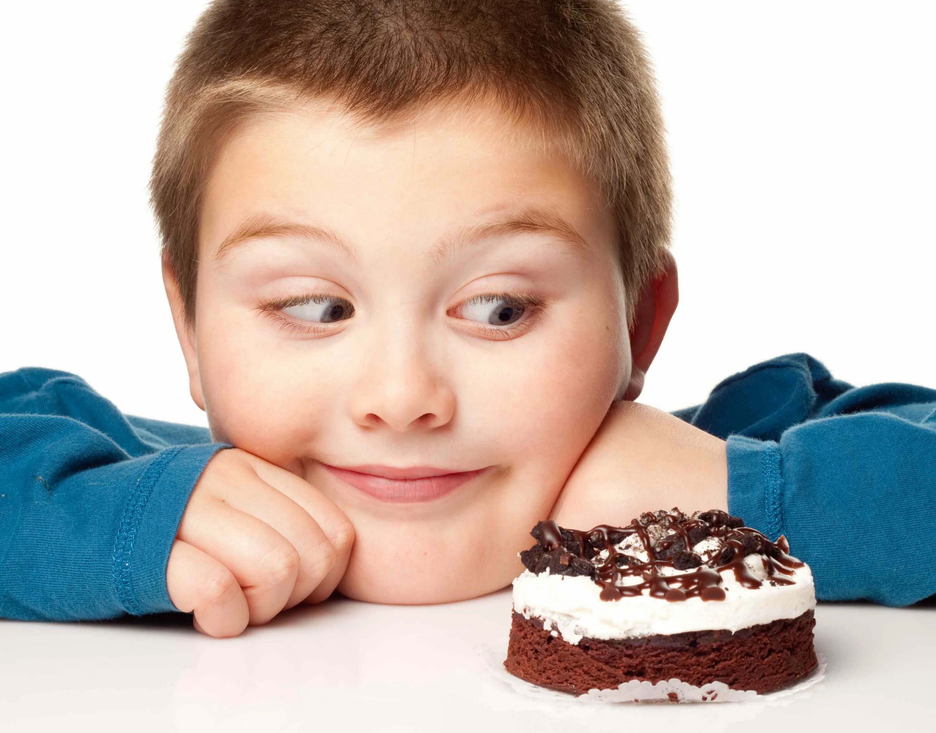 Маленький сладкоежка. Конфеты детям. Дети и сладкое. Мальчик ест конфеты. Мальчик ест сладкое.