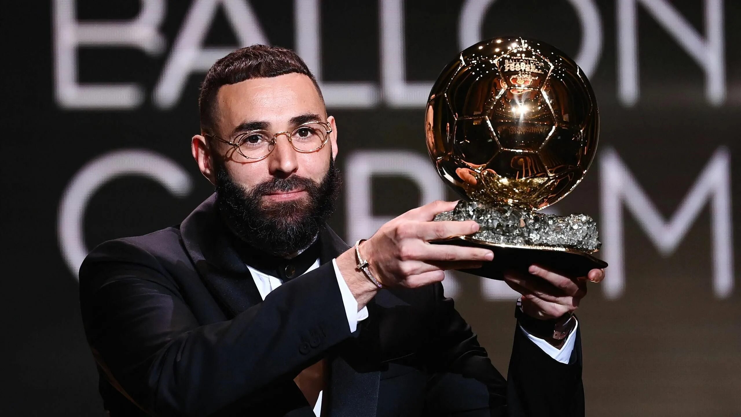 Золотая мяч 19. Бензема золотой мяч 2025. золотой мяч france football 2025. benzema ballon d&#039;or.