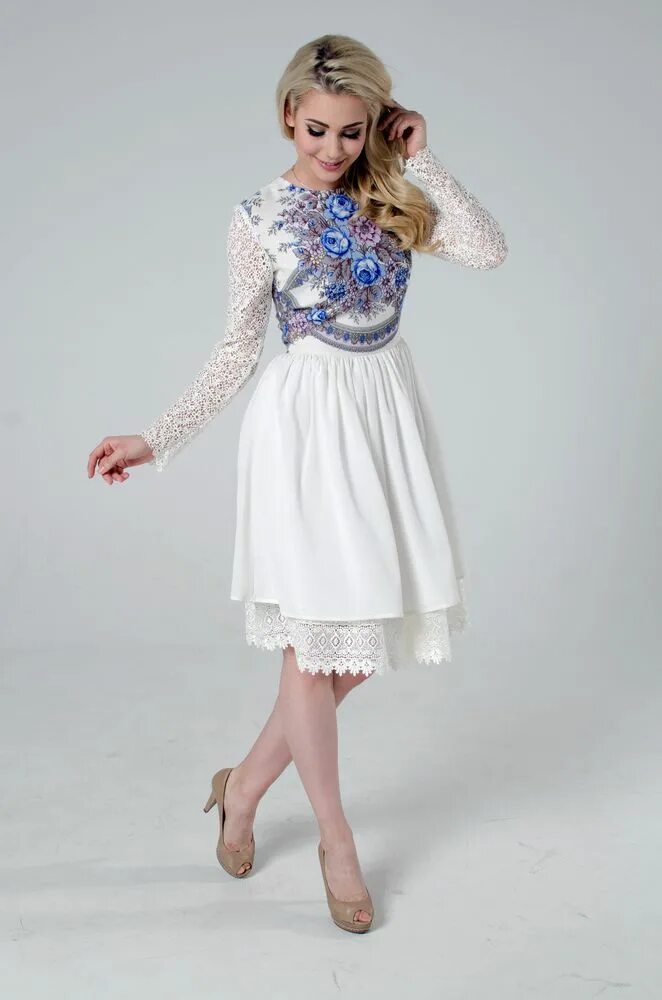 Костюмы в русском народном стиле сарафаны. Девушки в коротких веках. Русский народный костюм. Короткий русский платье. Девушки в коротких рлатья.