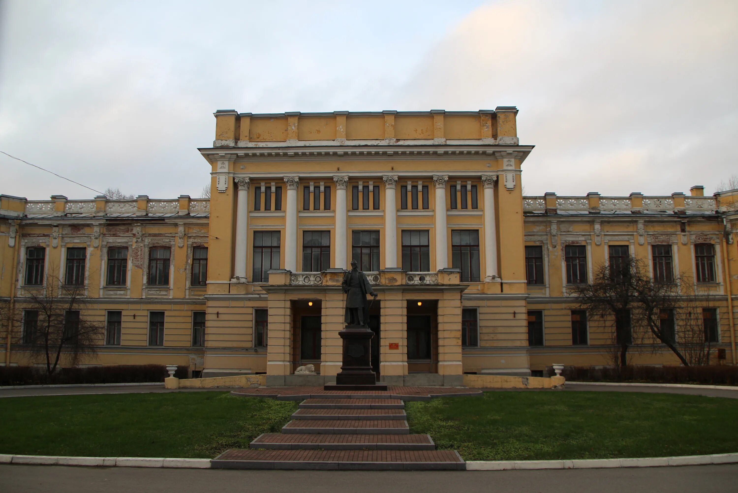 Николаевская Академия генерального штаба в Санкт-Петербурге. Здание Николаевской Академии генерального штаба в Санкт-Петербурге. Императорская Николаевская Военная Академия. Николаевская Академия Генштаба. Николаевское управление