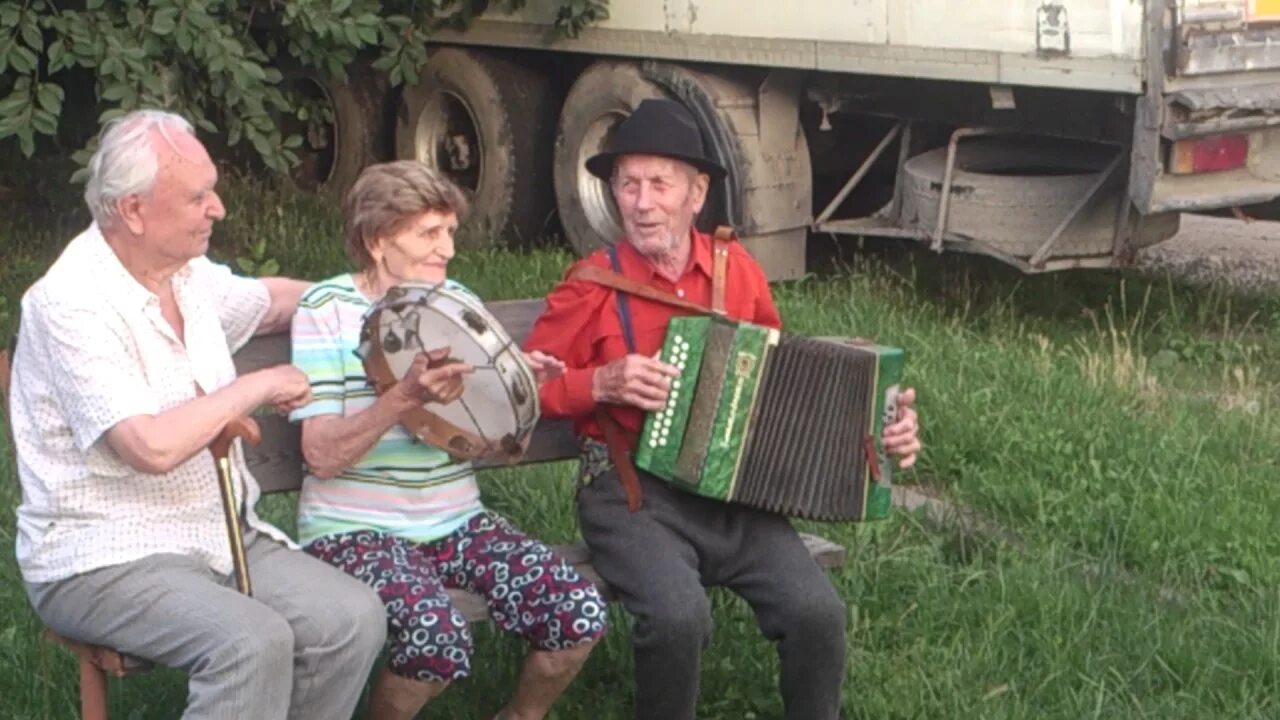 Бабушка с гармошкой. Бабушка и дедушка поют. Поют бабушки в деревне. Бабушки в деревне с гармошкой.