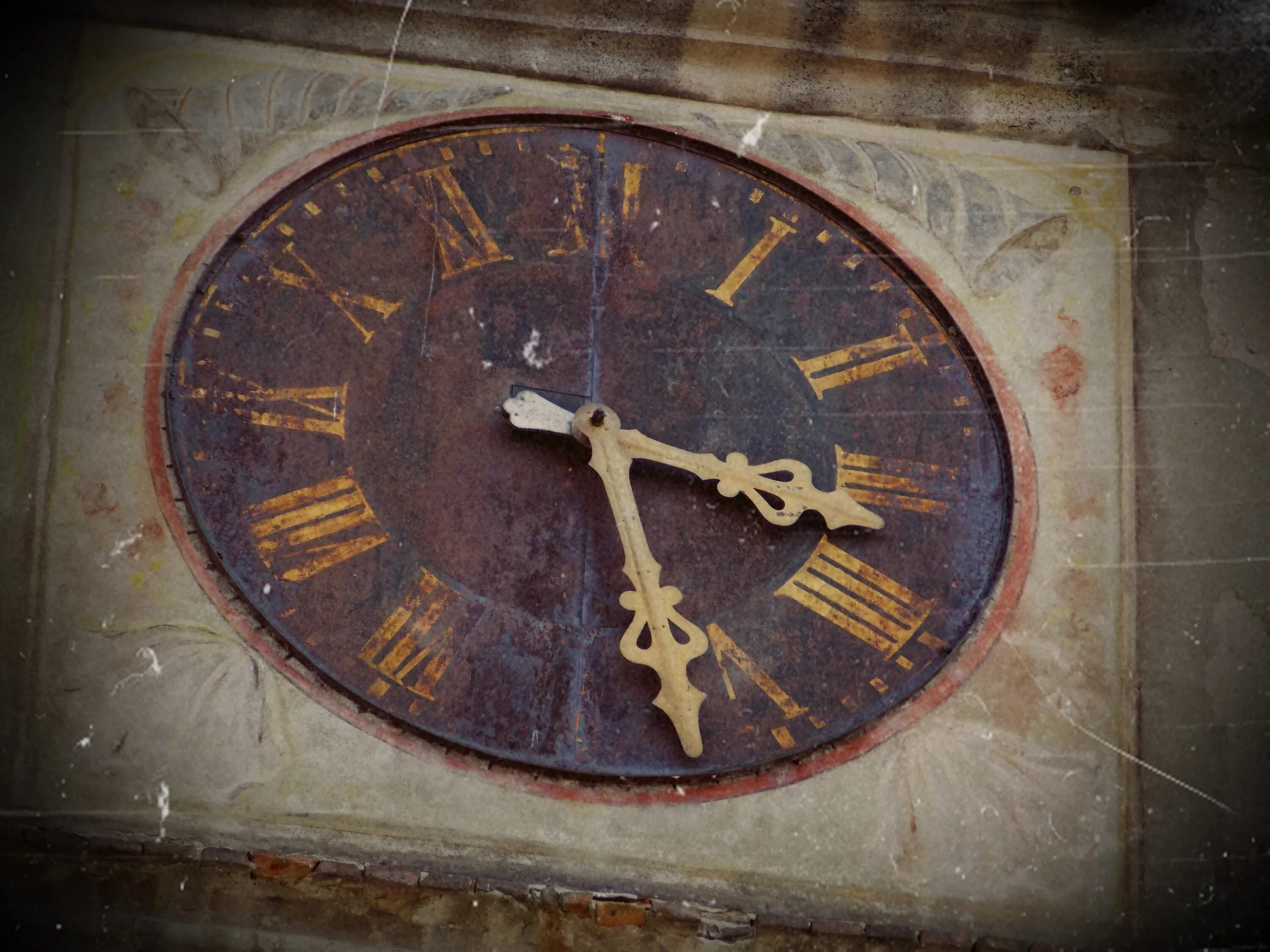 Старые часы песня слушать. Памятник часы. Доисторические часы. Монумент часы. Исторический памятник часы.