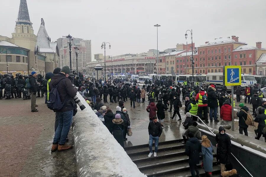 31 Января 2021 митинг на Ярославском вокзале Москва. Митинг площадь 3 вокзалов. Площадь трёх вокзалов в Москве что твориться сейчас. Митинг возле метро Лубянка.