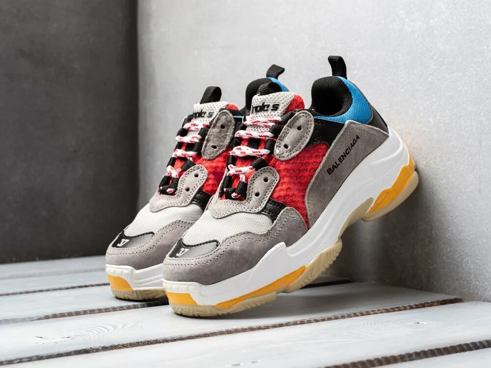 Новые кроссовки баленсиага. Кроссовки Balenciaga Triple. Кроссовки Balenciaga Triple s Grey/Red. Balenciaga Triple s Grey Red. Кроссовки Баленсиага 38.