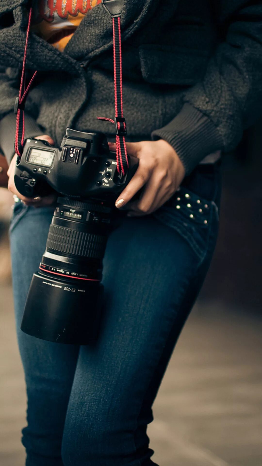 девушка которую окружают фотографы. профессиональные фотографии на телефон. мужчина с фотоаппаратом. профессия фотограф. профессиональные фотографии на телефон.