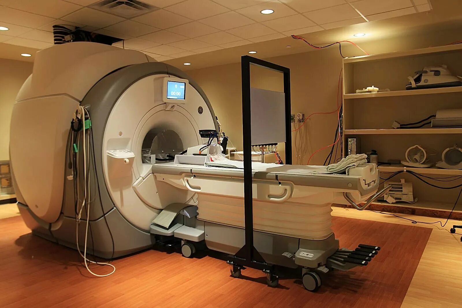 Функциональная магнитно-резонансная томография (ФМРТ). Functional Magnetic Resonance Imaging (FMRI). Мрт и ФМРТ. Магнитно-резонансный томограф Tomikon BMT 1100.