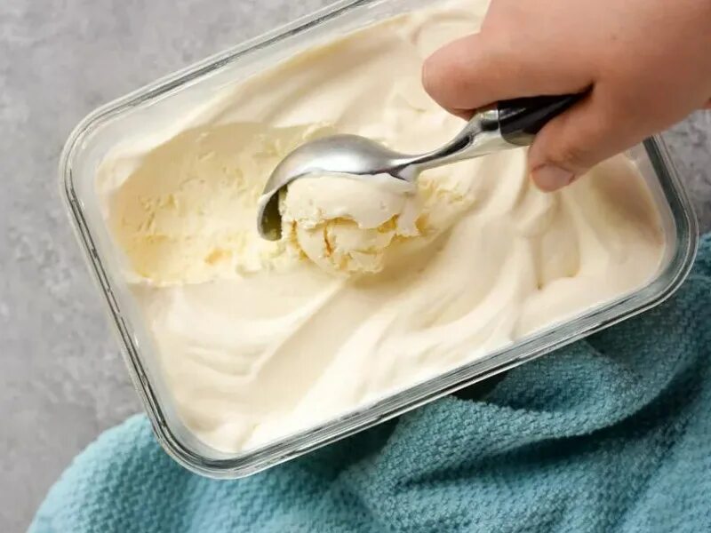 Пломбир сливки сгущенное молоко. Мороженое со сгущенкой. Крем из сливок и сгущенки. Мороженое со сгущенкой. Мороженое домашнее из сливок и сгущенки.