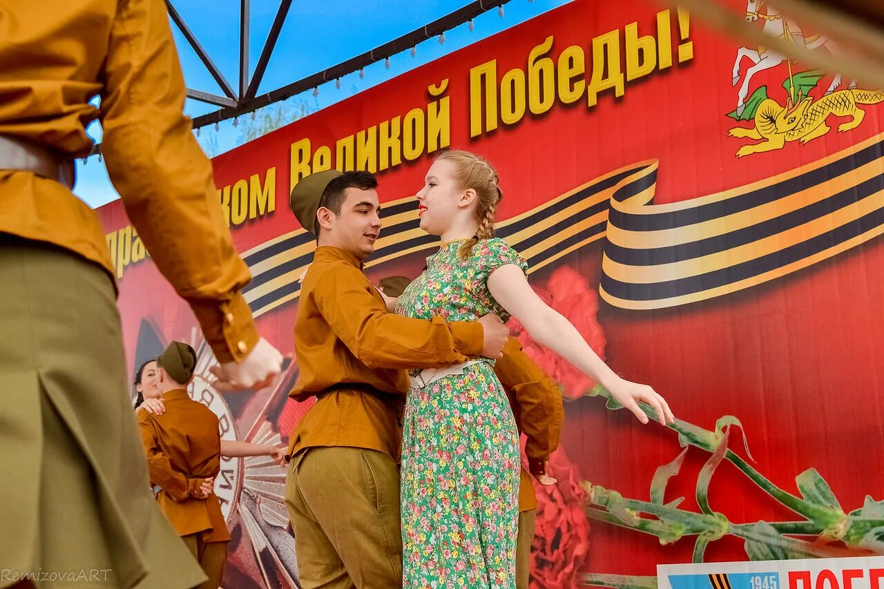 Песня отмечаем день победы. Праздничный концерт посвященный дню победы. картинки праздничный концерт 9 мая. 9 мая спектакль на улице. 9 мая елизово.