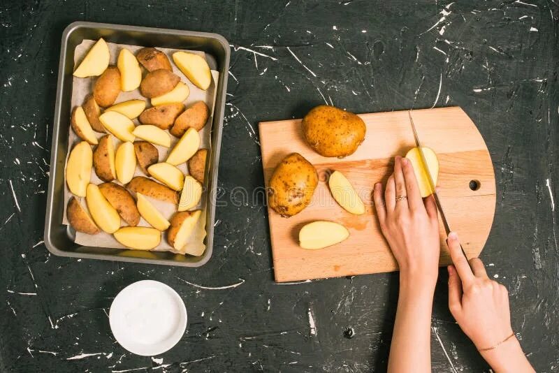 Картошка худеющим. Картошка для похудения. лайфхаки по жарке картошки. картошка при похудении. chopped potatoes.