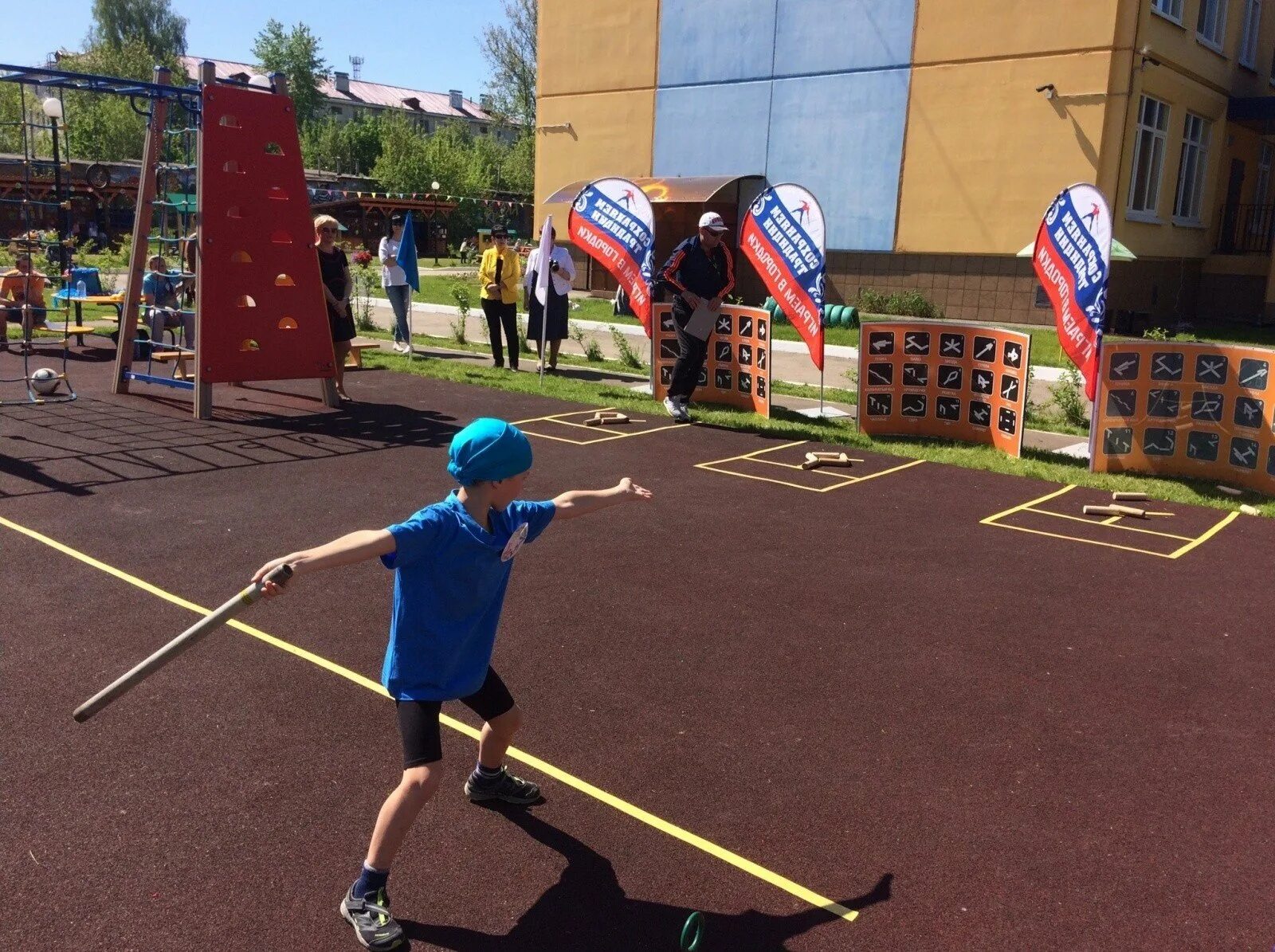 Игра городки. Спортивная игра городки. Городки в дет саду. Городки соревнования. На площадке для игры есть