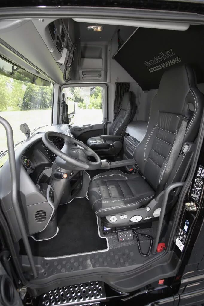 Панель приборов Mercedes-Benz Actros 1863 LS в кузове Br.963 2014 года выпуска. 