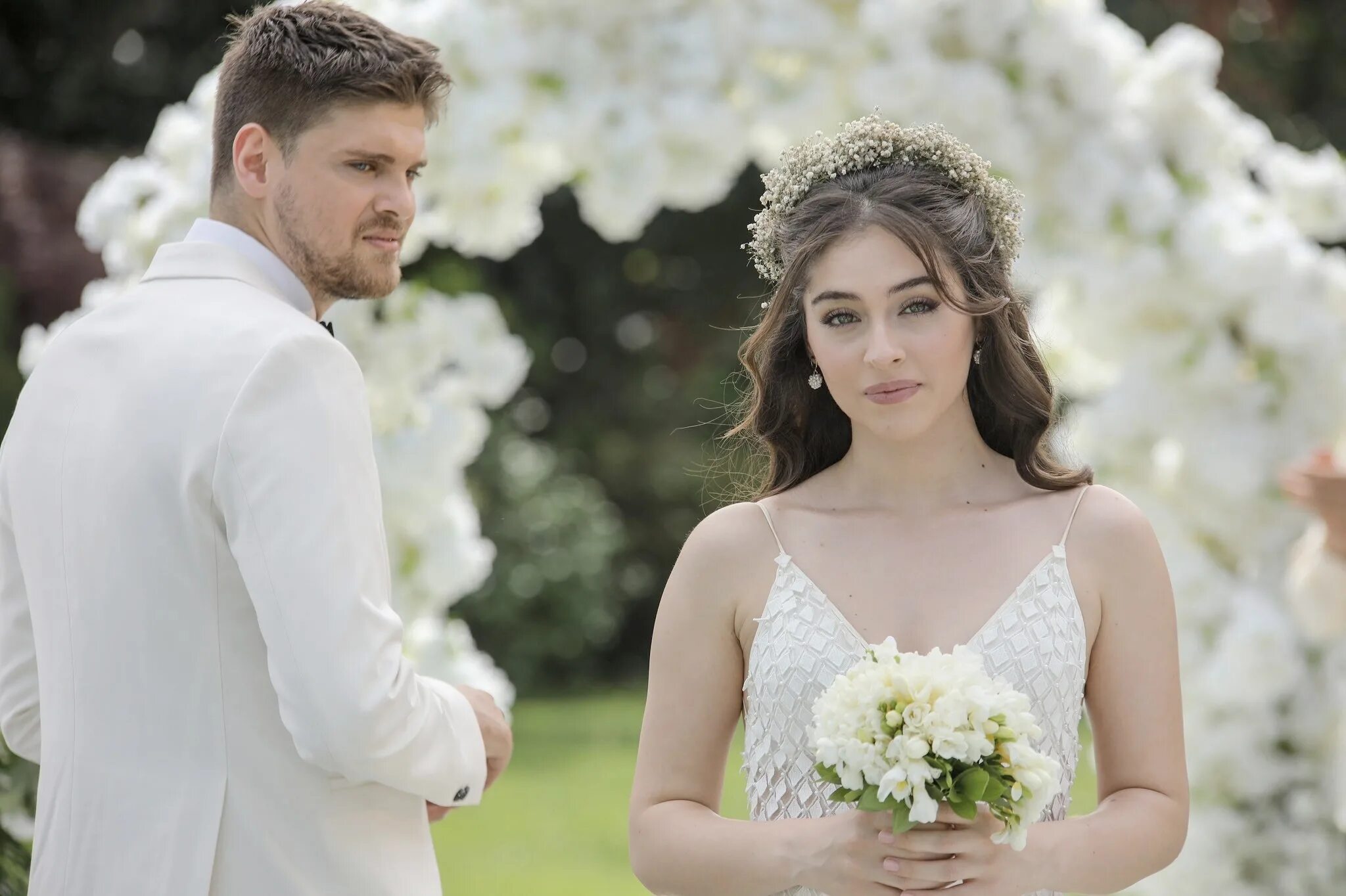 Джемре байсел 2021. Ада и бора турецкий сериал. Футболка не замужем. Тугче игра судьбы. Джемре байсел 2021.