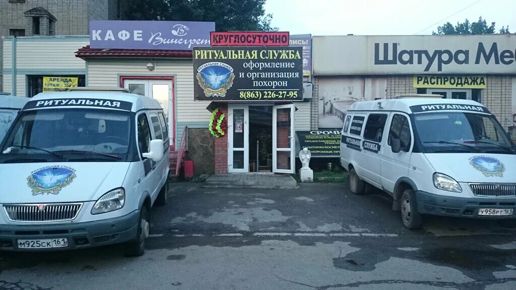 ритуальные венки синие. похоронное агентство. городские ритуальные услуги. венки на похороны. ритуальные услуги.