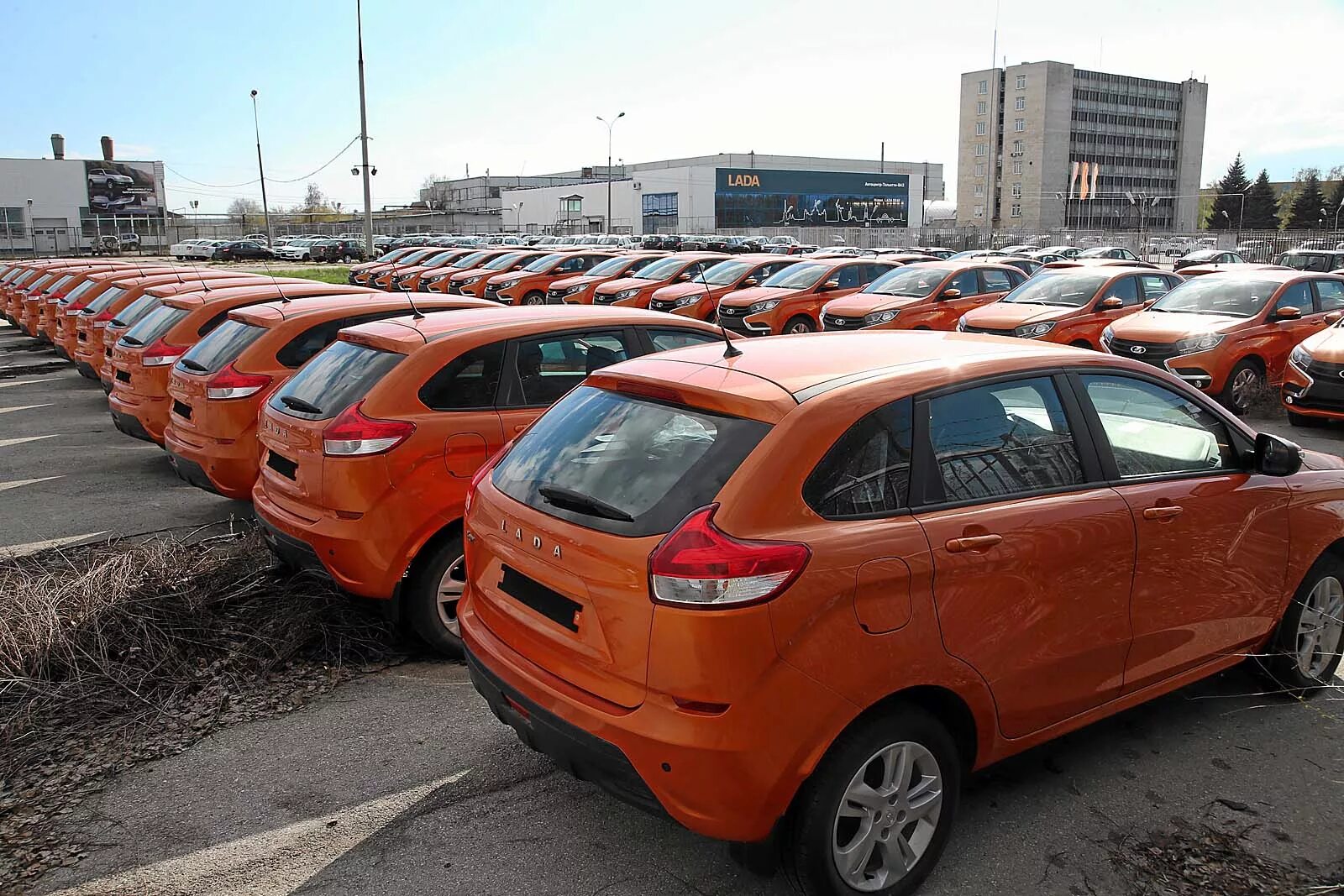 Заказать машину в россию. Стоянка АВТОВАЗ. Парковка АВТОВАЗА. Лады машины на стоянке.