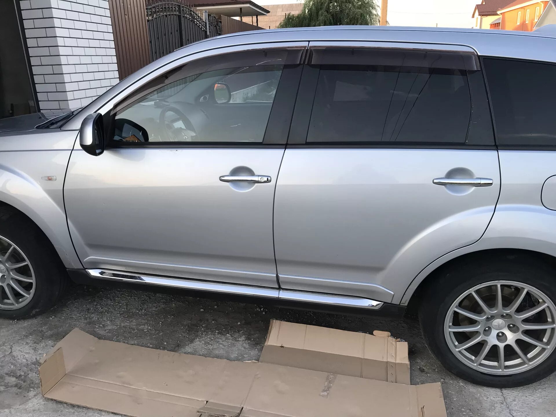 Outlander 3 тюнинг пороги. Пороги на mitsubishi outlander xl. Порог-подножка для mitsubishi outlander 2012. Пороги мицубиси аутлендер xl. Пороги труба с проступью для mitsubishi outlander xl.