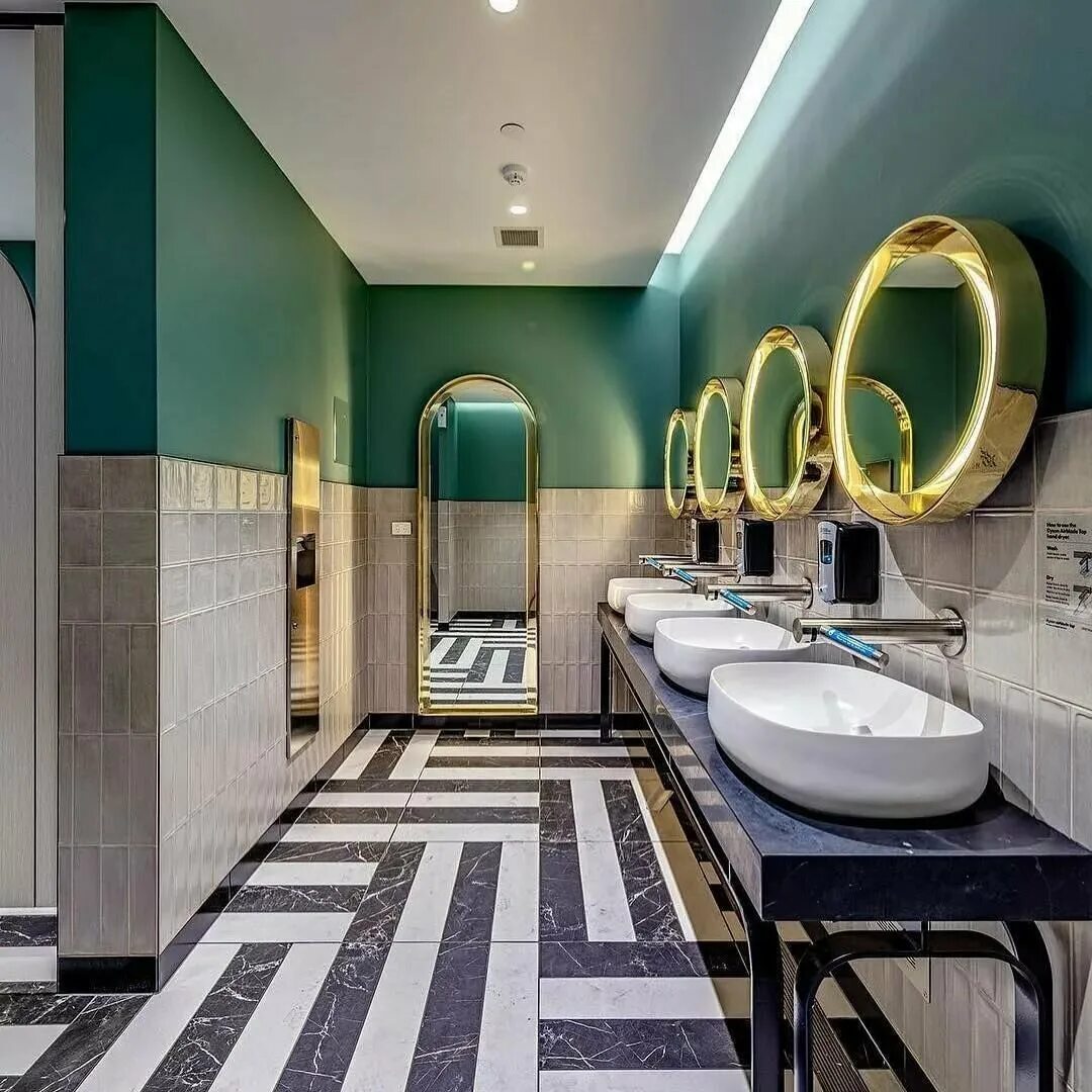 Шикарные туалетные комнаты. Душевая в деревянном доме. Стильный мужской санузел. Шикарная ванная комната. Красивый санузел.