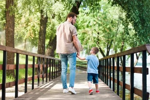 Родители с сыном отправились к озеру