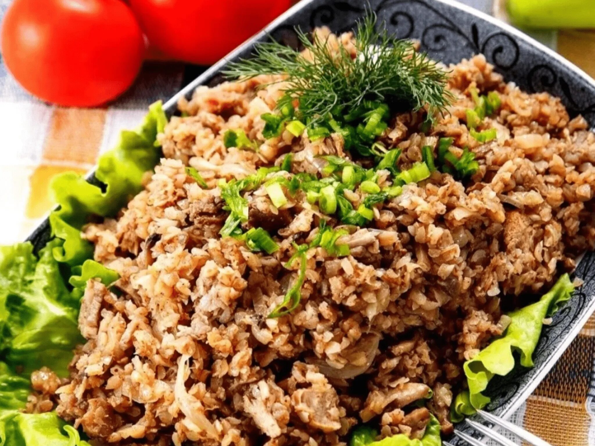 Как сделать гречку с тушенкой. Гречка по-купечески с тушенкой. гречка с тушенкой. гречневая каша с тушенкой. гречка с овощами.