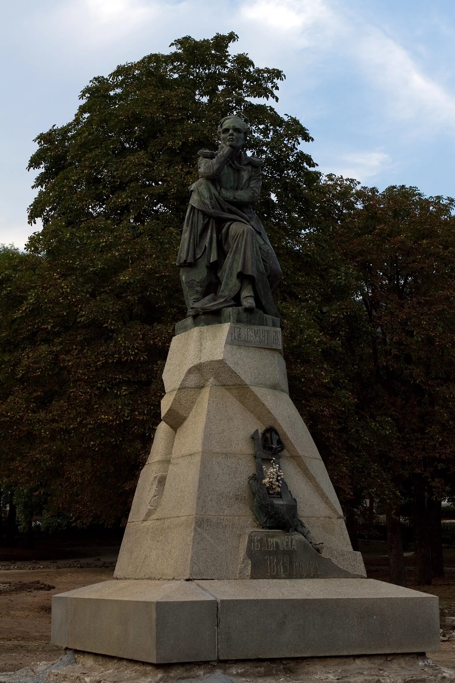Ю. Памятник м ю лермонтову в пятигорске. Опекушин памятник м. Пятигорск памятник с трубкой. Чумаченко памятники в пятигорске.