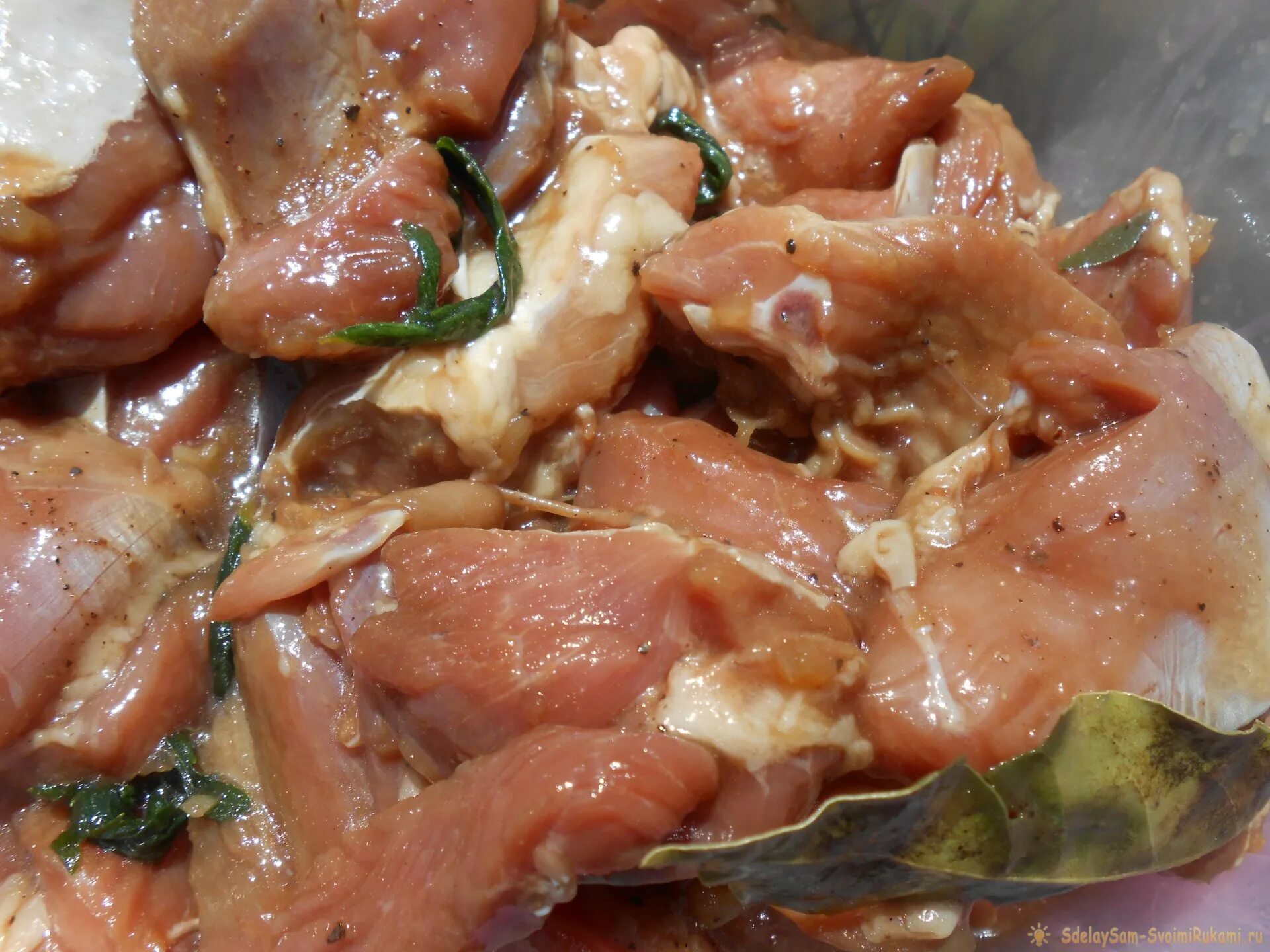 Печенка замочить в молоке. Мясо маринад на молоке. замариновать лук к мясу. зачем мясо вымачивают в молоке.
