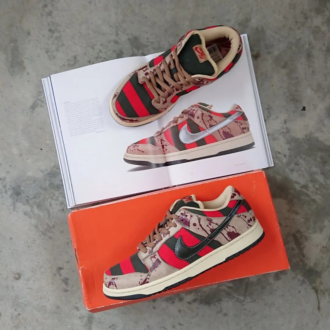 Найк крюгер. Nike SB Dunk Low Pro Freddy Krueger. Nike Dunk Low Freddy Krueger. Nike SB Dunk Freddy Krueger. Nike SB Dunk Low Фредди Крюгер.