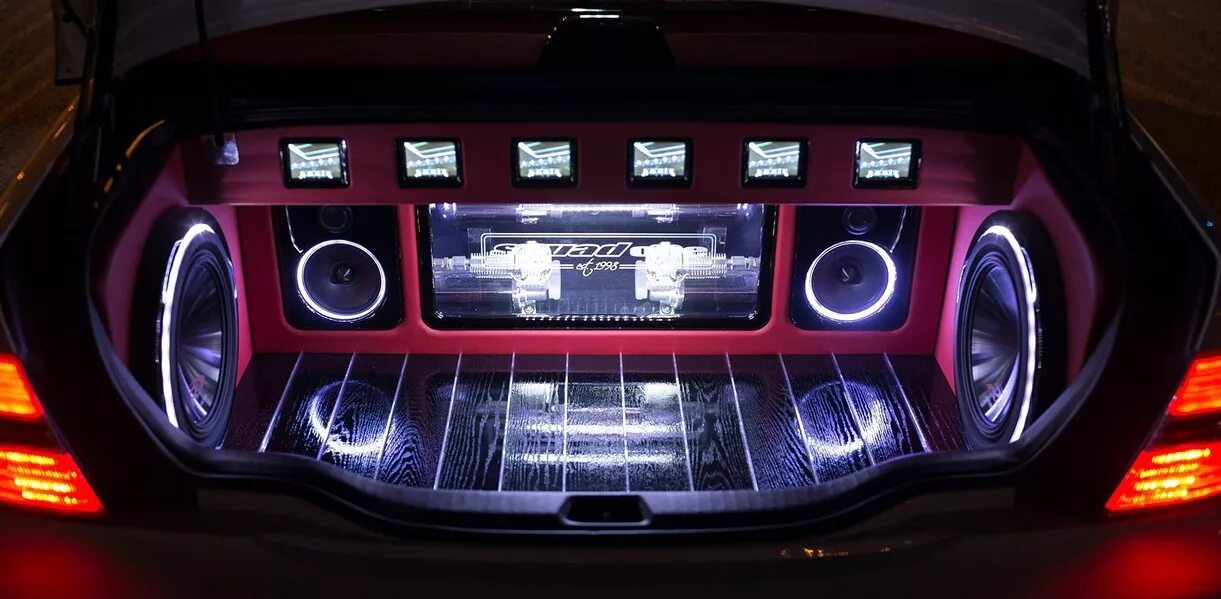 Звуки машин на телефон. Магнитофон car Audio System. Сабвуфер с подсветкой в машину. Автозвук машины. Машина с динамиками.