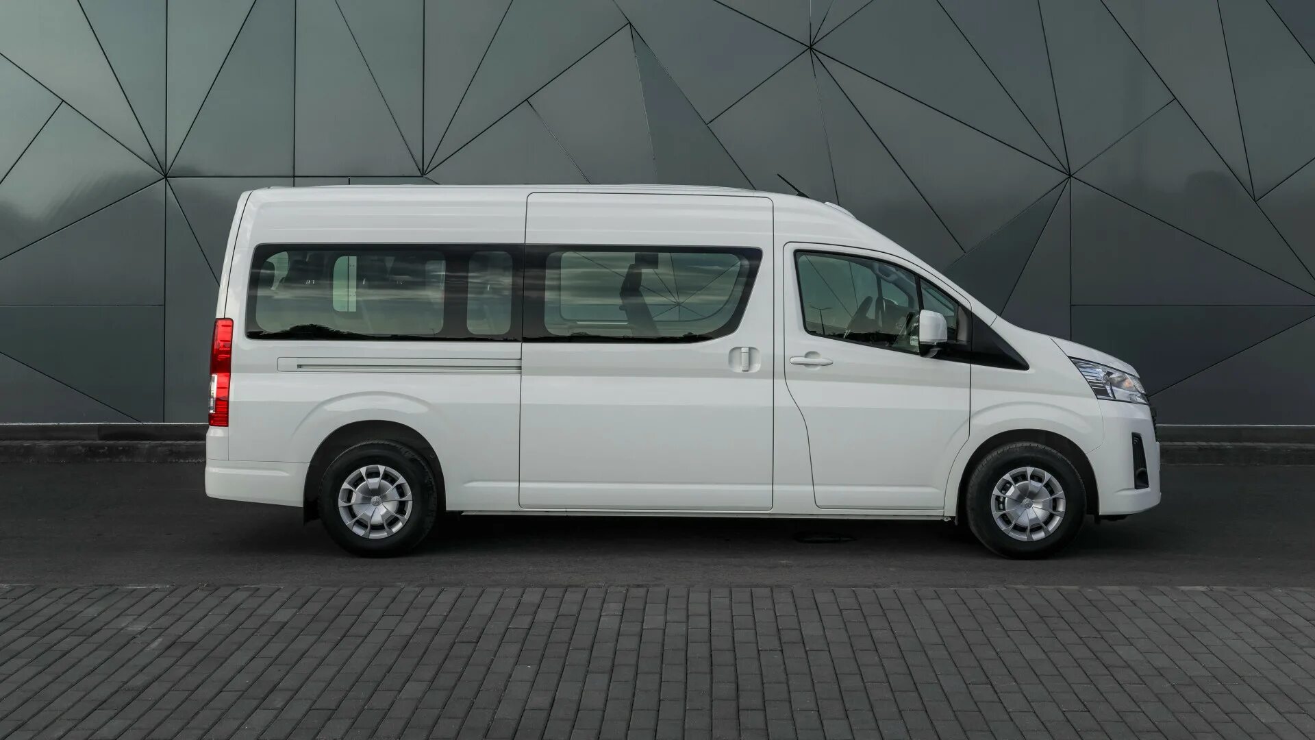 Новая тойота хайс. Toyota Hiace 2022. Тойота Хайс микроавтобус 2020. Toyota Hiace h300 новый минивэн. Тойота Хайс 2021.