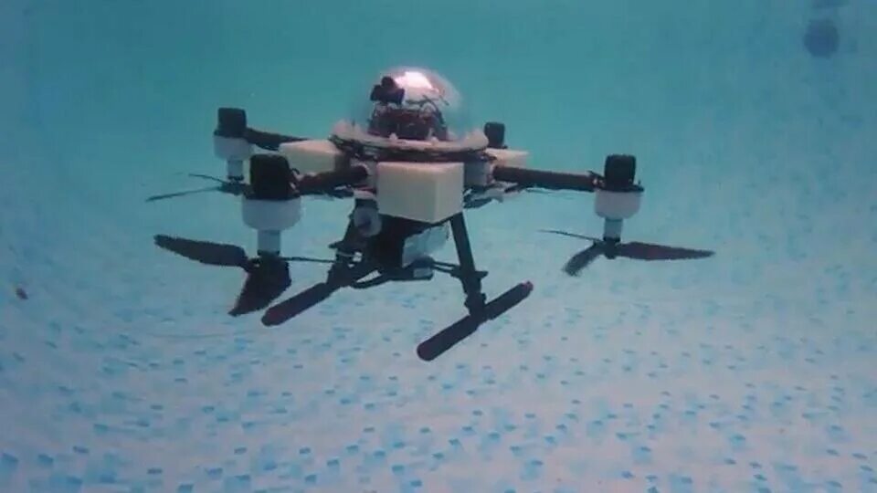 Дрон в воздухе. Подводный дрон красный. Дроны под водой. Delta h 1600. Подводный квадрокоптер.
