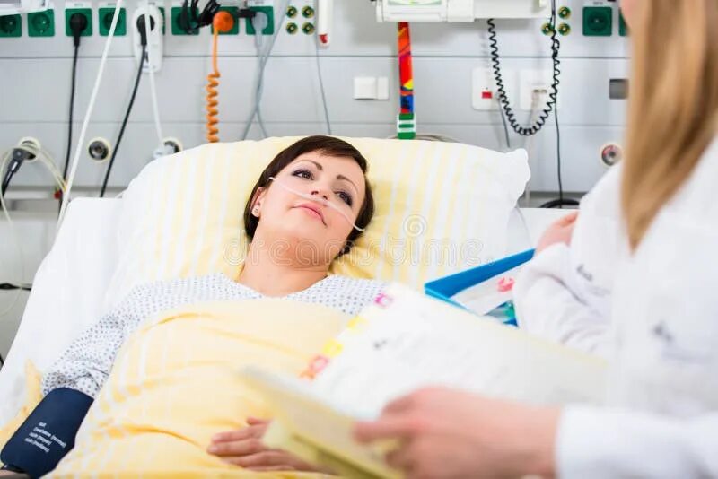 Не оказали помощь в больнице. Женщина в больнице говорит по телефону.