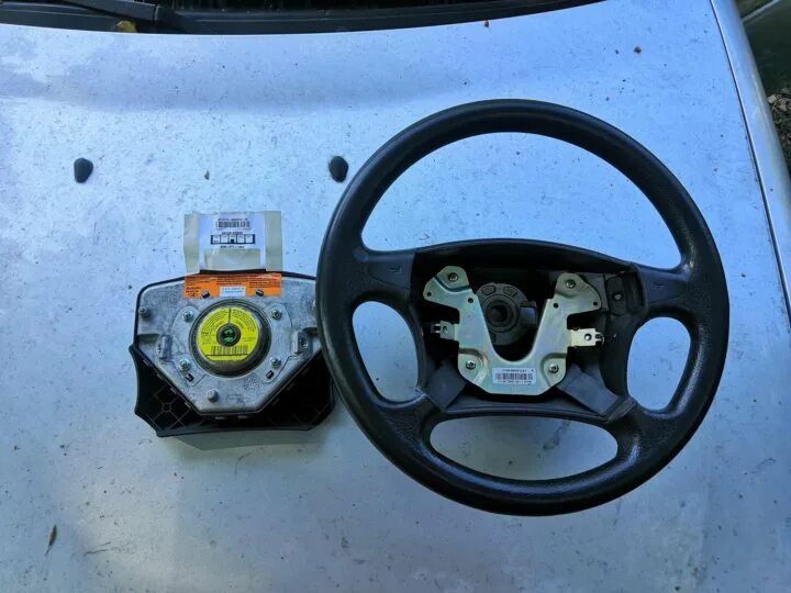 Подушка руля приоры. Руль приора 2 без полушки. Подушка руля приоры. Подушка безопасности гранта фл. Подушка безопасности приора 2.