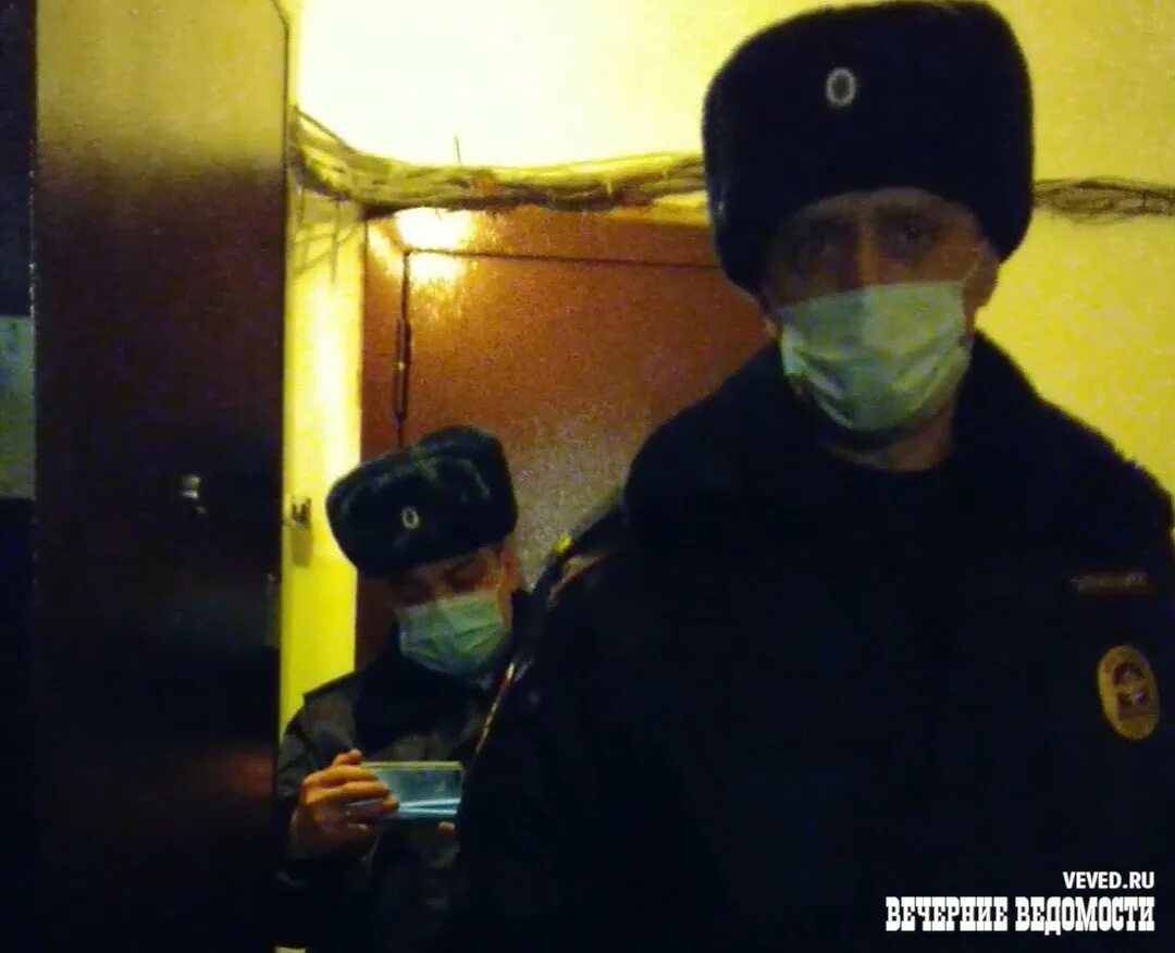 Домой пришли из полиции. Полицейские пришли домой. Домой пришли из полиции. Домой пришли из полиции. Фото полиция пришла домой.