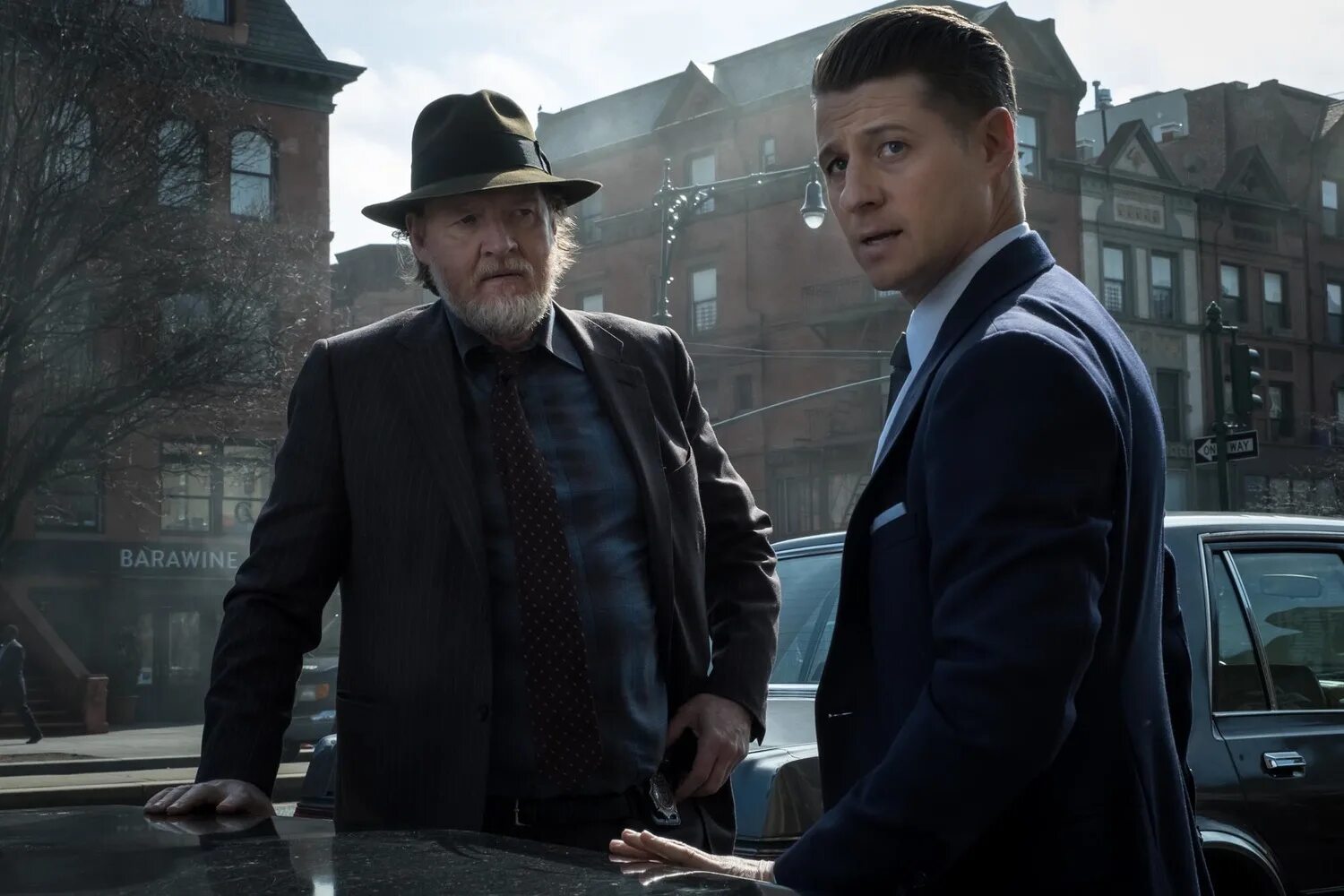 Бен маккензи и донал лог. Харви буллок готэм. Готэм однажды. Готэм однажды. Загадочник готэм.