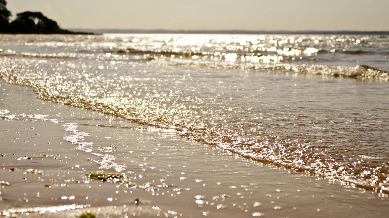 Блеск воды. Море блеска. Блестящее море. Блестящее море. Блики солнца на море.