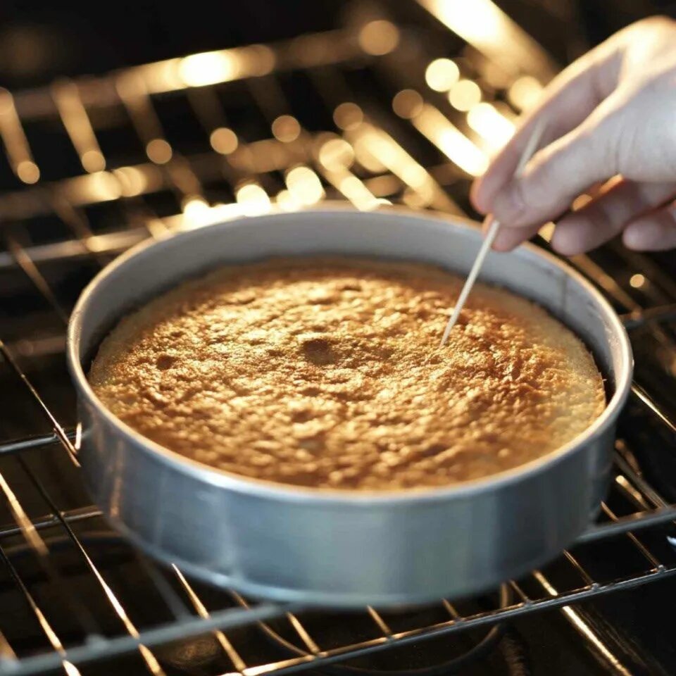 Bake Cake. Cake in the Oven. Bake a Cake in a Cake tin. Oven Baking.