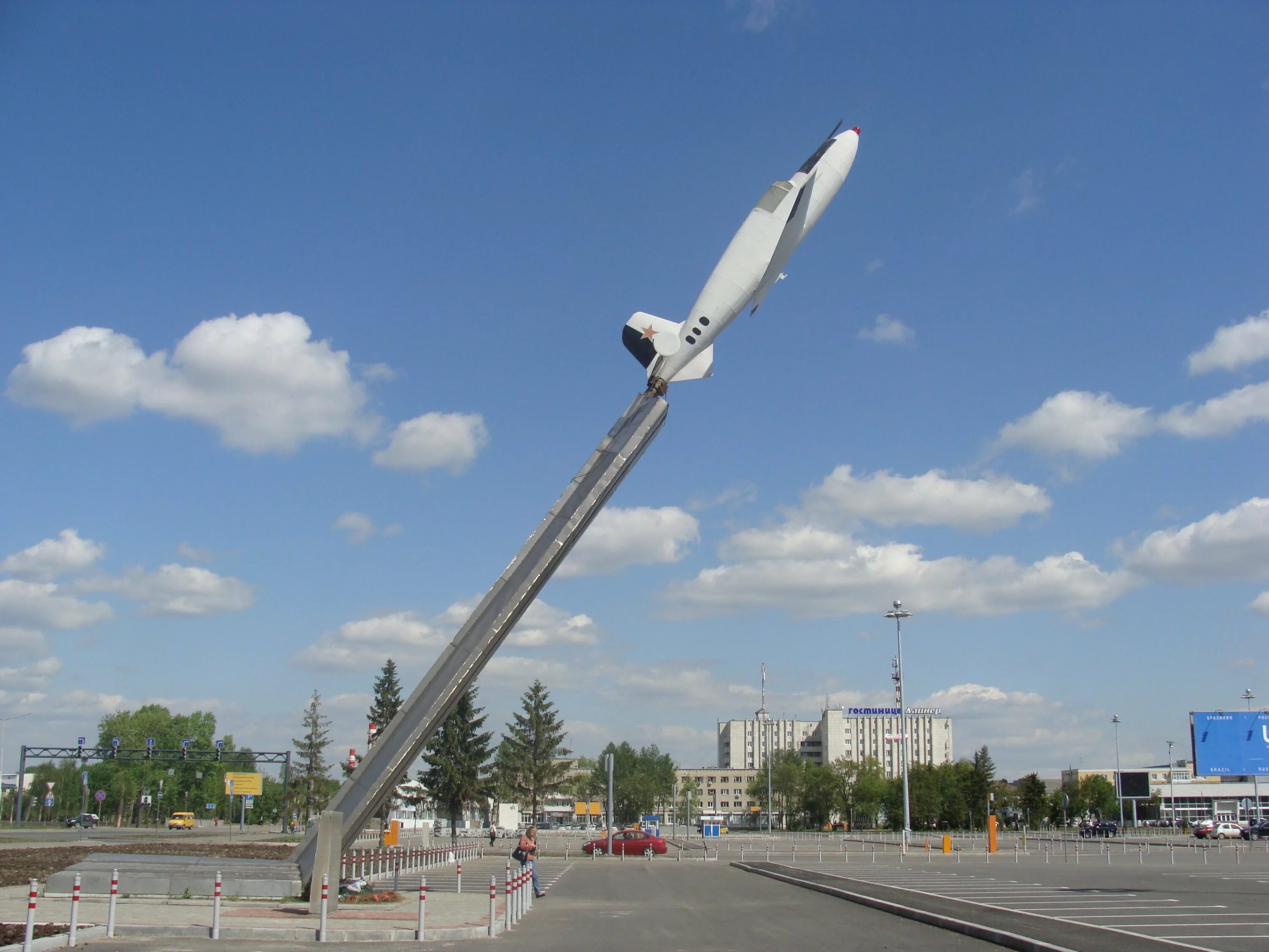 Bi first. Памятник самолёту би-1 Екатеринбург. Памятник Бахчиванджи в Кольцово. Кольцово памятник самолет. Би-1 самолет Бахчиванджи.