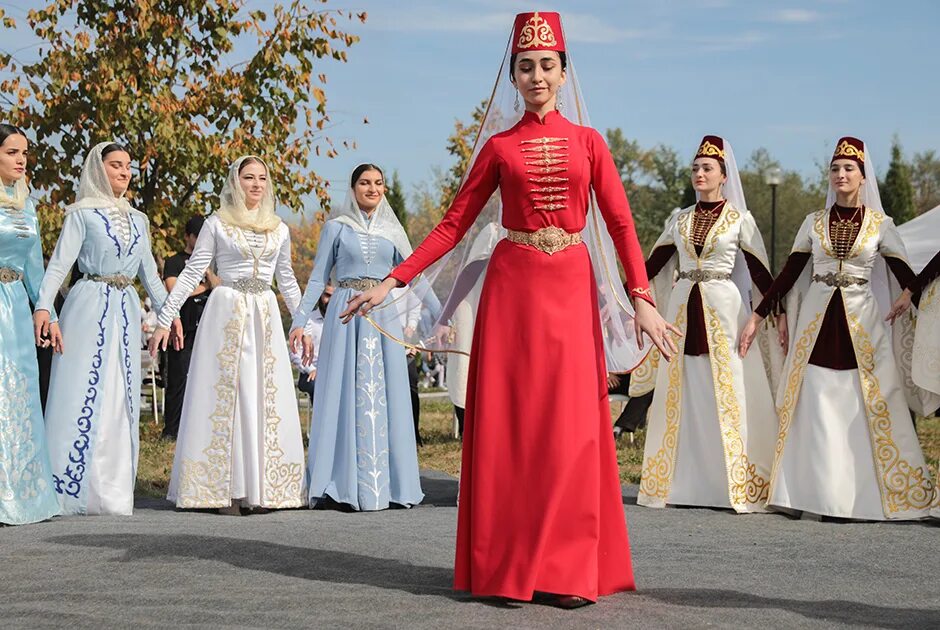 Северная Осетия национальный костюм. Нац костюм Северной Осетии. Осетины осетины национальный костюм. Осетинский национальный костюм черкеска.