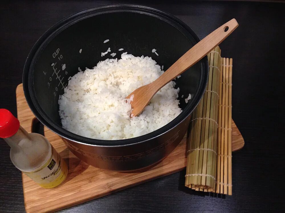 Что можно положить в рис. Рис для роллов. Вареный рис для суши. Рис для роллов вареный. Рис для роллов в мультиварке.