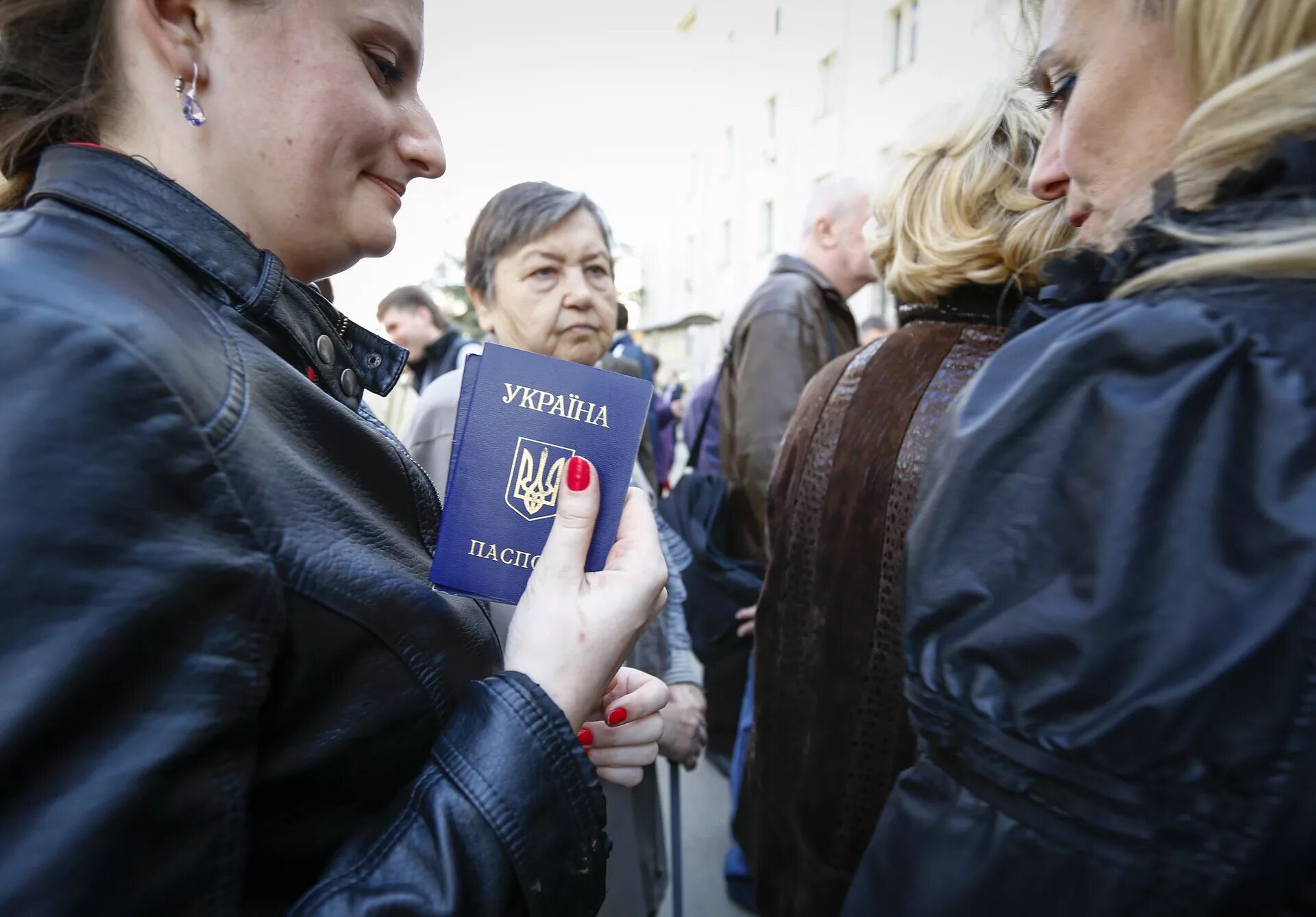 Эмигранты украины. Эмигранты украины. Украинские беженцы в европе. Украинские беженцы. Украинские заробитчане в польше.