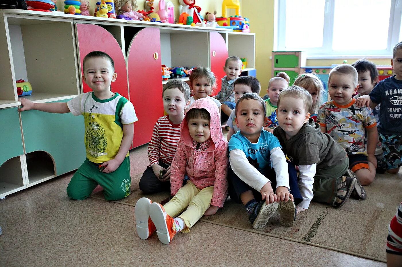 В группе детского сада было 13 мальчиков. Детский сад 143 во 2 Иркутске. Группа детей в садике. Дети в группе детсада. Фото детей в детском саду.