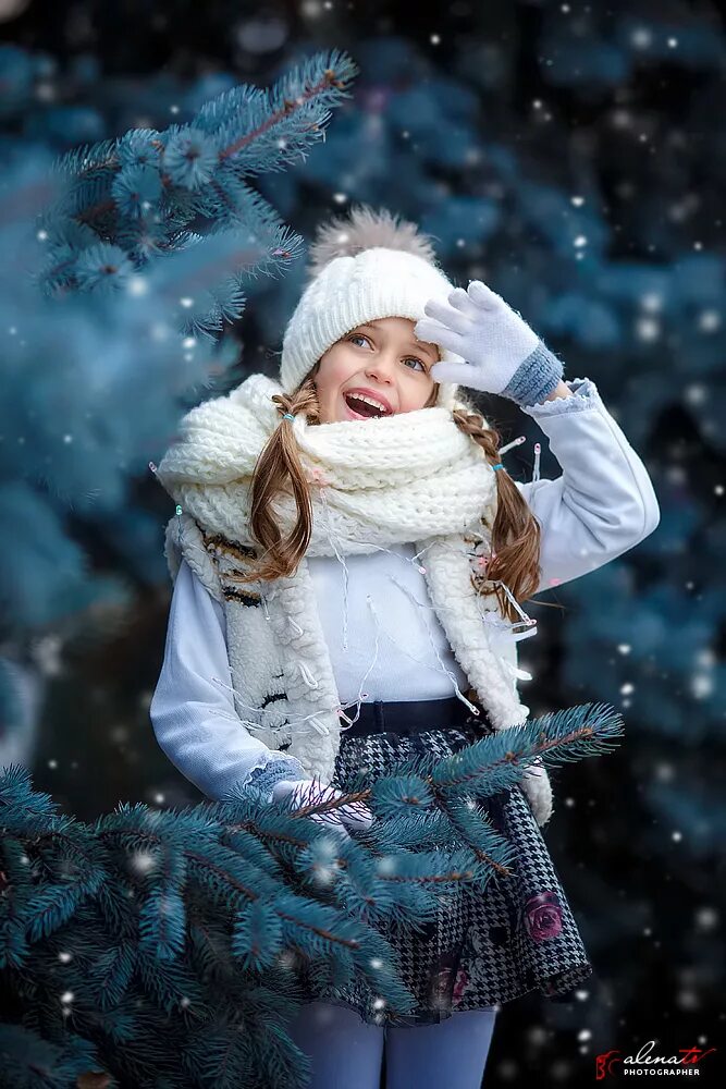 Девушка зима елка. Девушка зима елка. Зимняя фотосессия в лесу. Девушка зима елка. Девушка зима новый год.