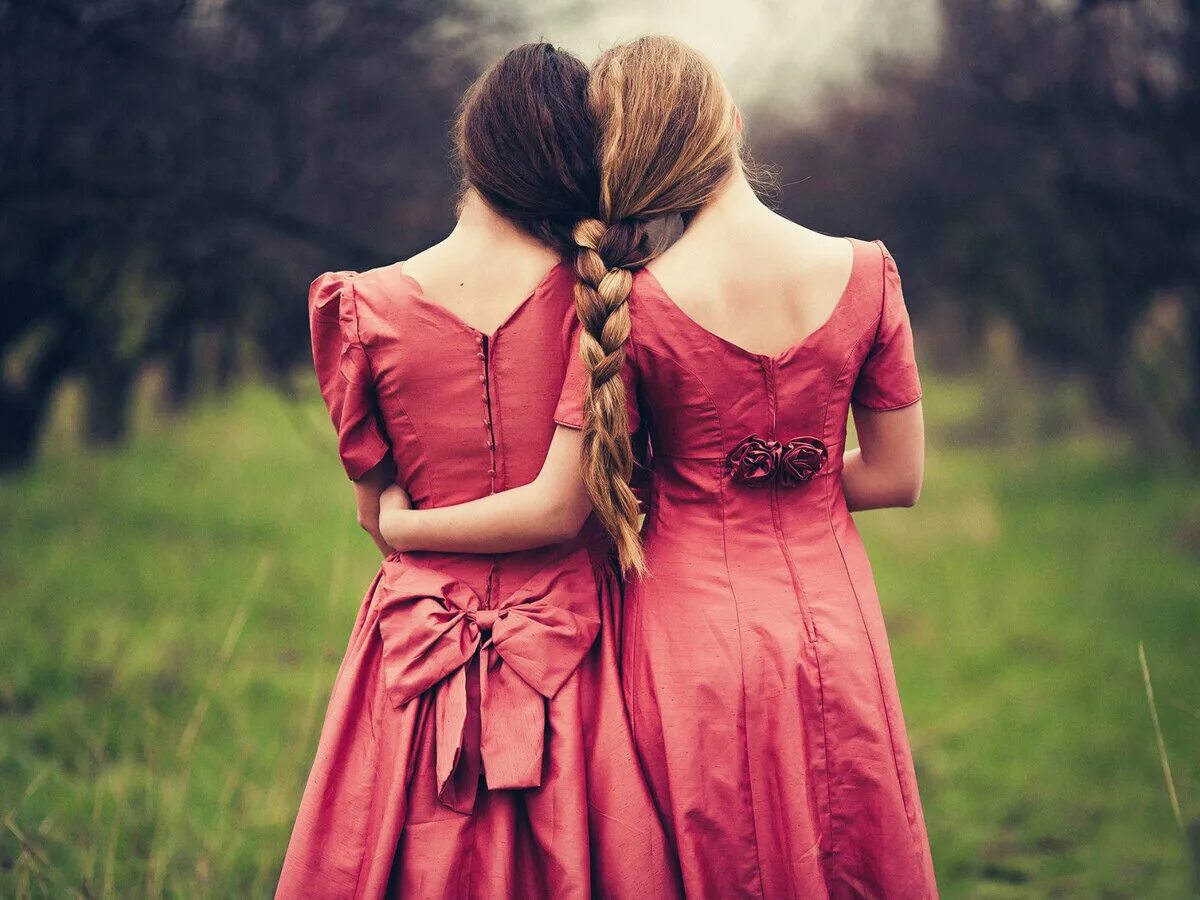 Слова две подружки. Две девочки подружки. Красивые подруги. Подруга. Две подружки.