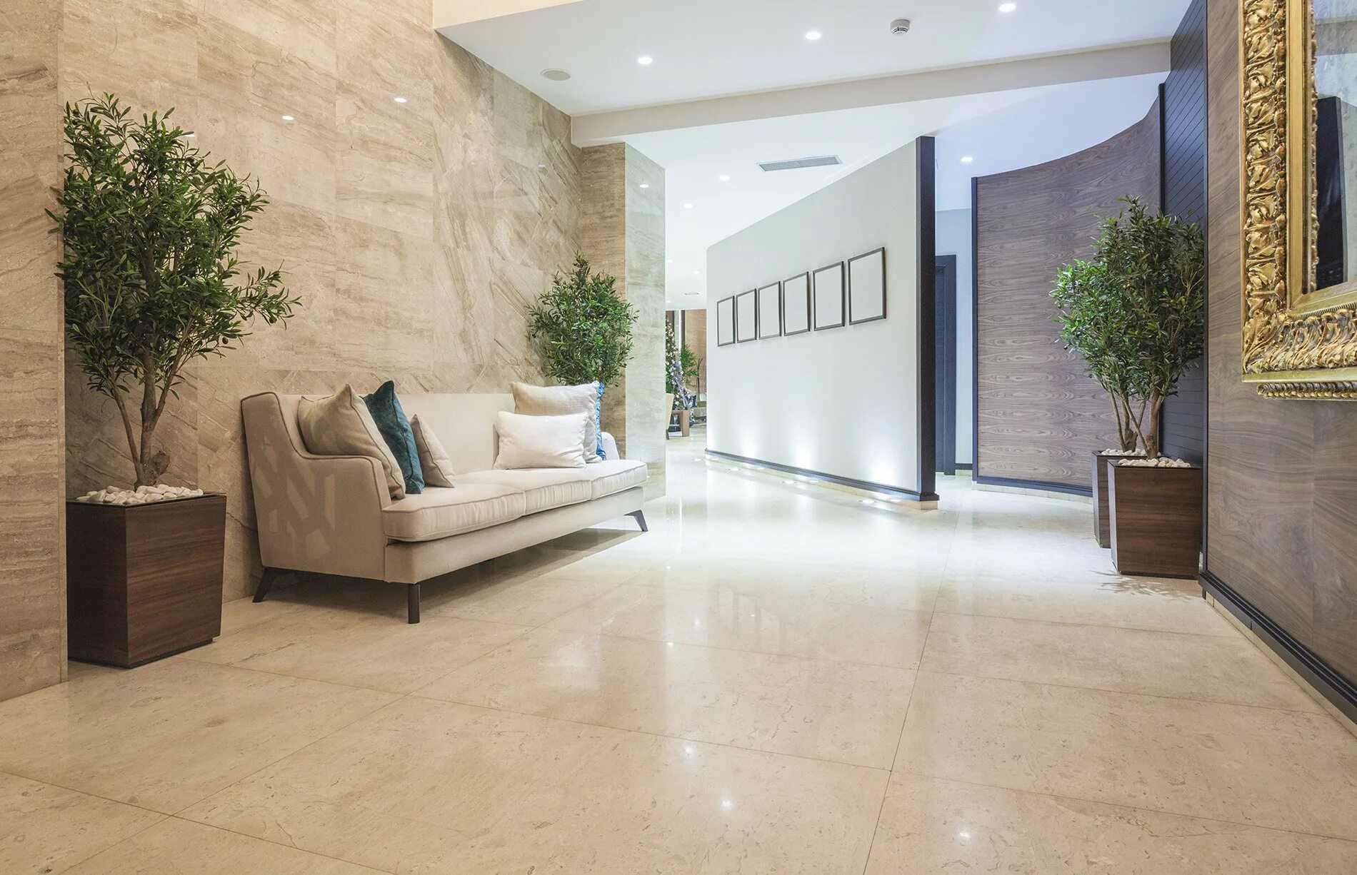 Облицовка полов и стен. Плитка терракота печь-камин. Деревянные панели в интерьере гостиной. Облицовка полов и стен. Ламинат на стене в интерьере.